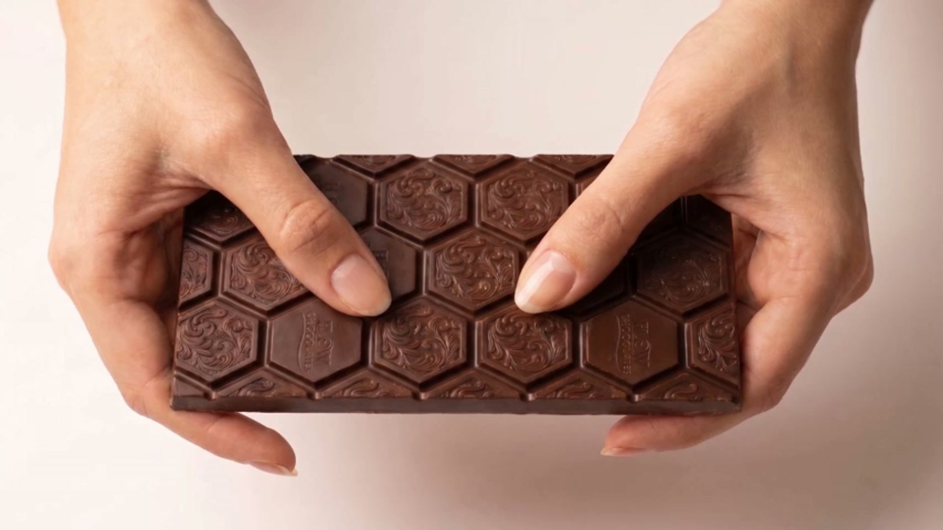 Batang cokelat Flow Chocolates dipatahkan dengan tangan